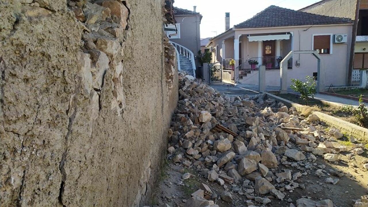 Σεισμόπληκτοι Ελασσόνας: Επιβίωση στο κρύο - Τηλεκπαίδευση σε αντίσκηνα